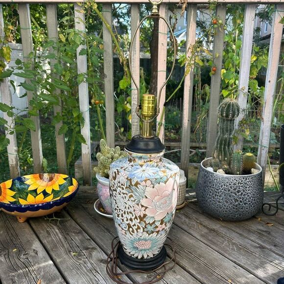 Hand painted floral on gold Asian cloisonne style chinoiserie lamp - Picture 6 of 16